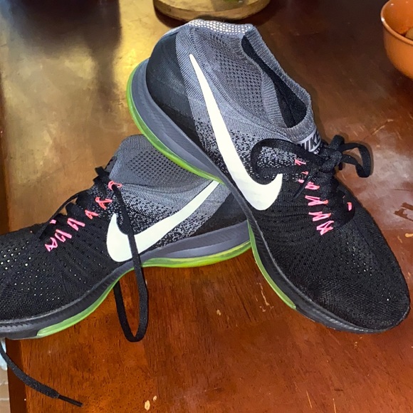 Nike Shoes - Nike Shoes run fast